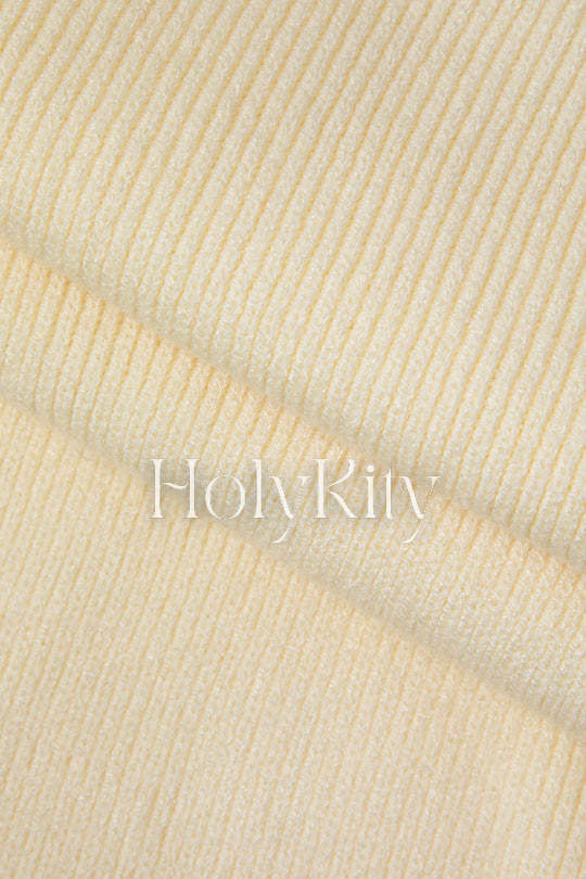 Rückenfreies Strickkleid mit Kontrasteinfassung 