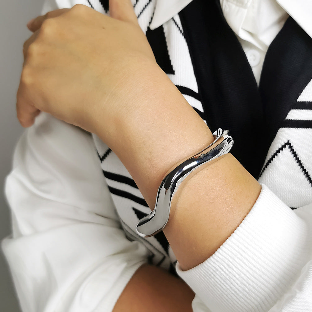 Bracelet à bords larges en alliage exagéré 