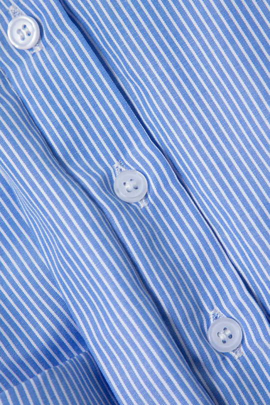 Chemise courte surdimensionnée à rayures fines et poignets roulés 