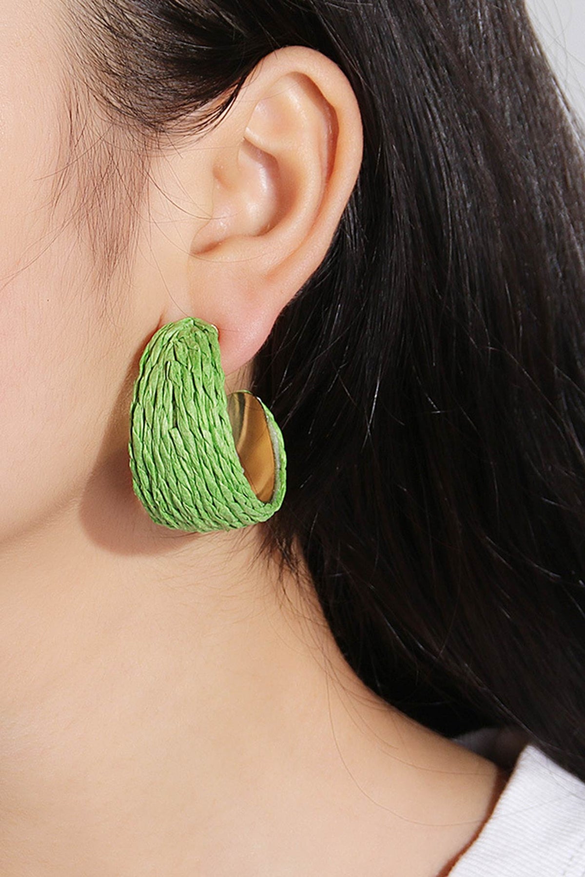 Boucles d'oreilles bohèmes en raphia tissé à la main 