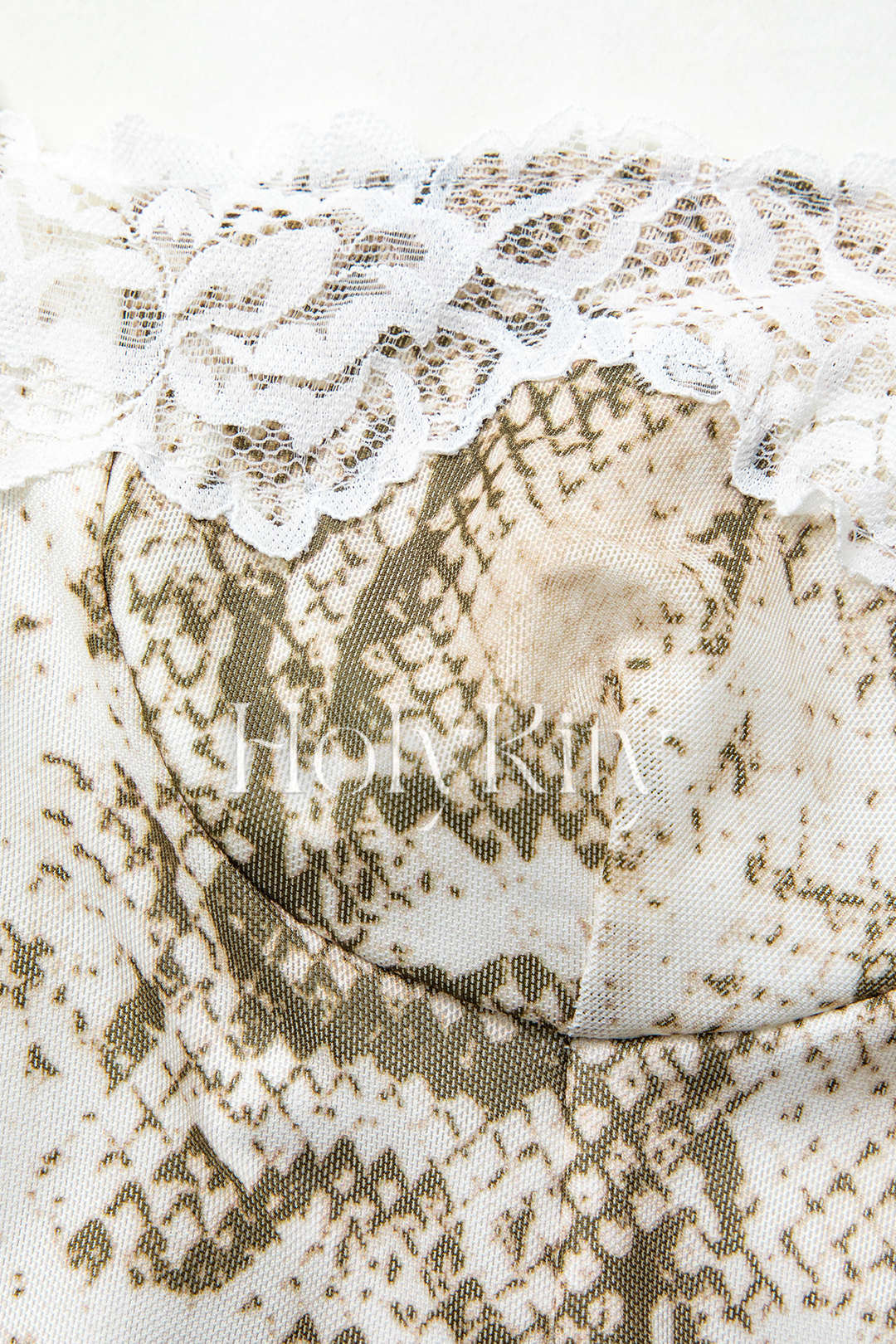 Robe longue à imprimé peau de serpent, col carré, bordure en dentelle, nouée dans le dos 