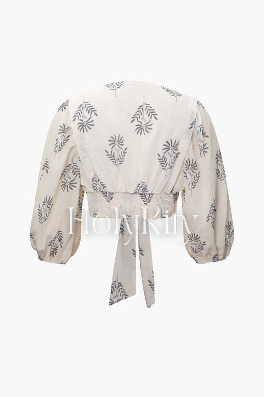 Bluse mit V-Ausschnitt und Knoten vorne und Hose mit Schlitz am Saum 