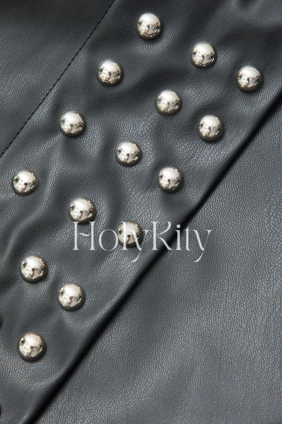 Shorts aus Kunstleder mit Nietendekor 