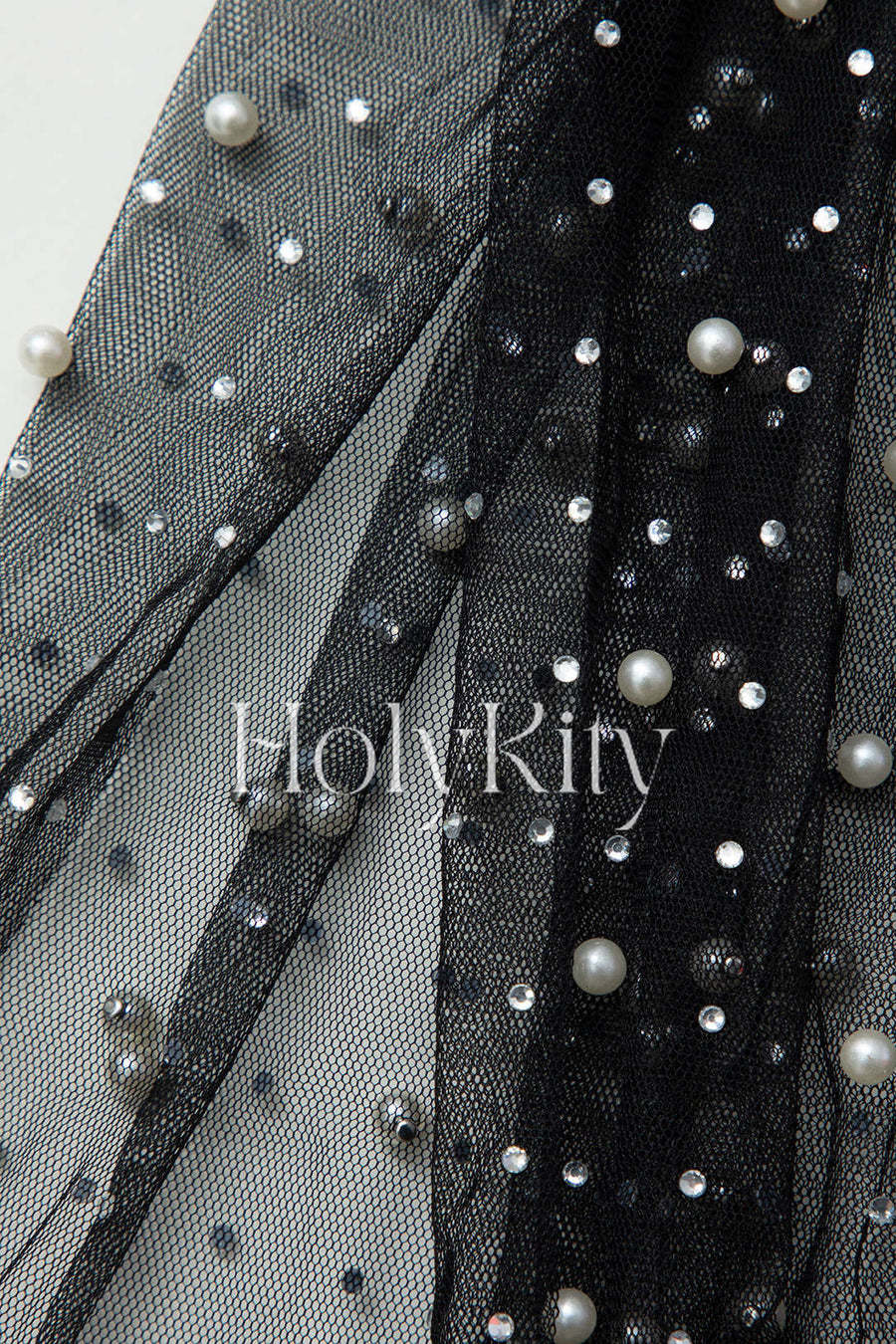 Robe longue en maille transparente ornée de perles et de strass 
