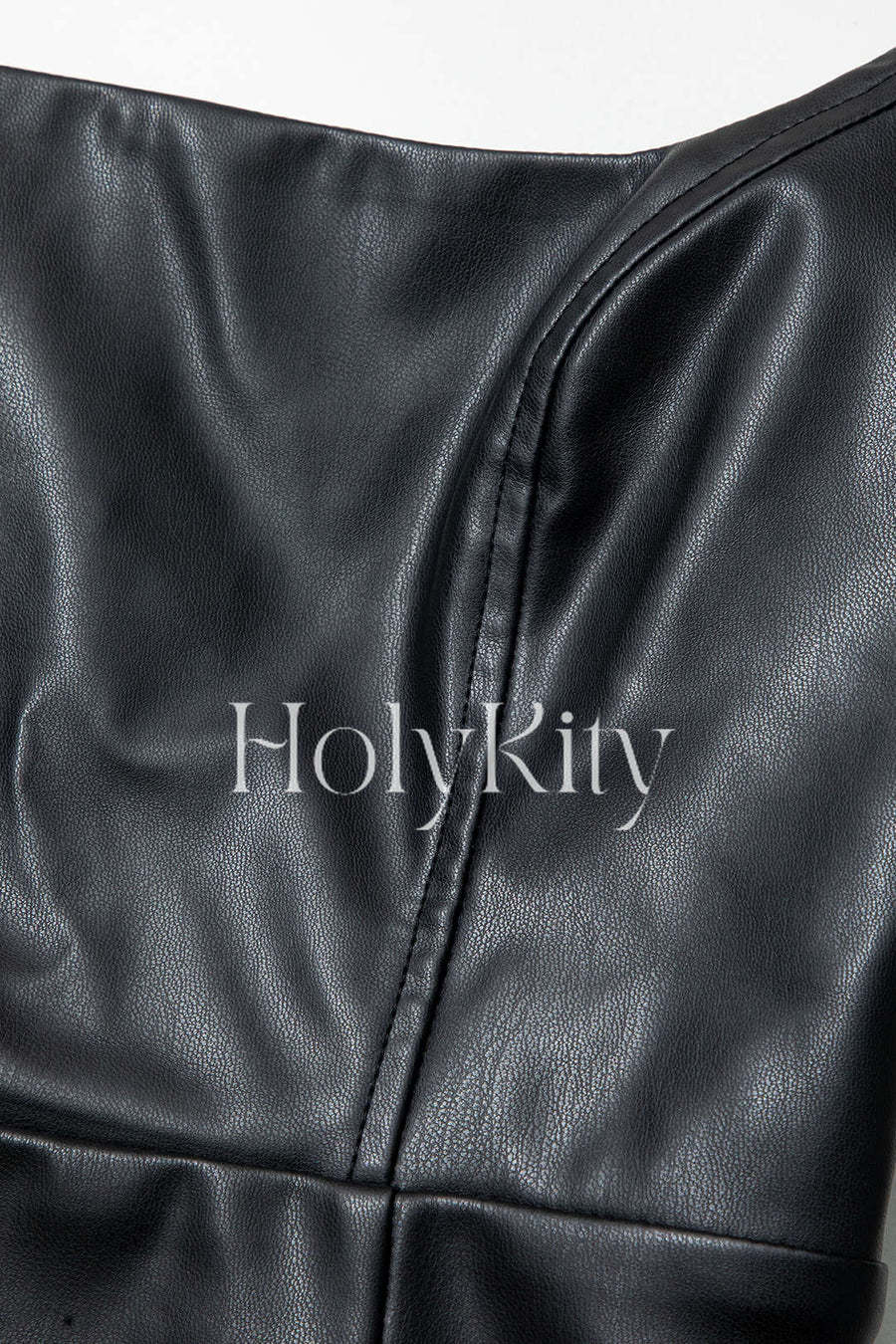 Trägerloses Midikleid aus plissiertem Kunstleder in Kontrastfarbe 