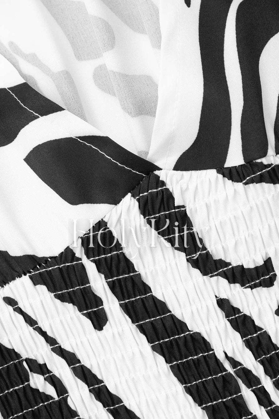 Bedrucktes, gesmoktes Maxikleid mit Stufen und V-Ausschnitt 