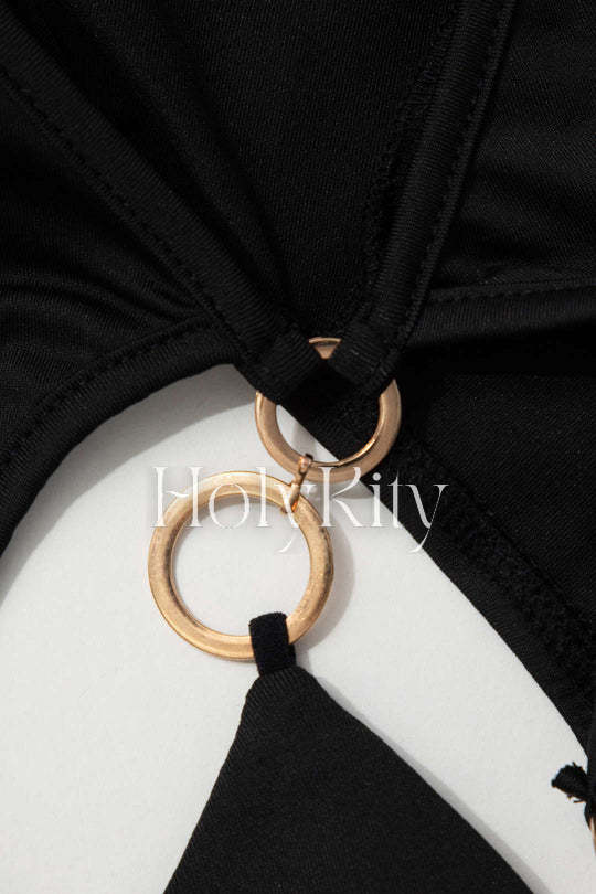 Robe mi-longue à découpes croisées dans le dos avec anneaux en O 
